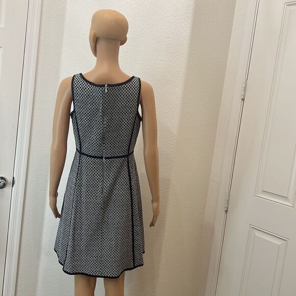 Talbots Dress Size 8 Petite Scoop Neck Sleeveless Black White Slimming Line Midi - Picture 6 of 9